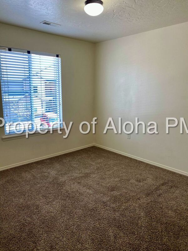 Building Photo - 1063 W Pine Ave