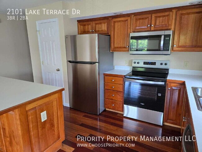 Building Photo - 2101 Lake Terrace Dr