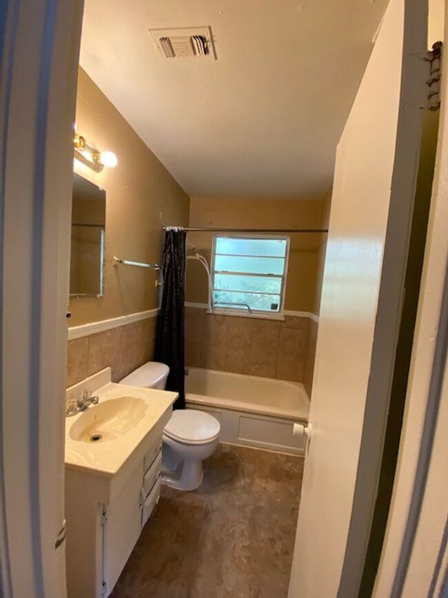 Building Photo - Cozy 3-bedroom, 1.5 bath for lease in west...