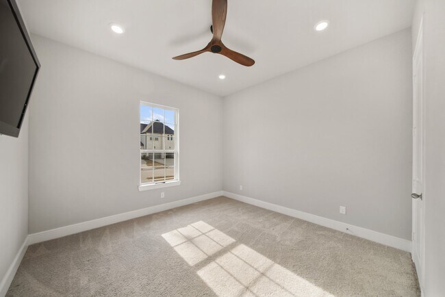 Building Photo - 9527 Sanger Wy