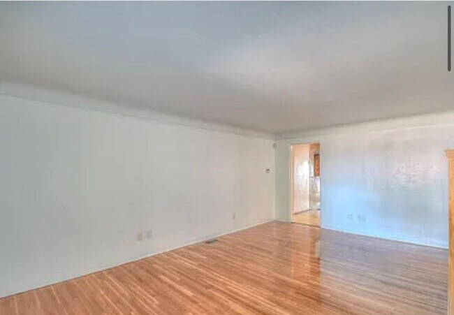 Building Photo - 3 Bedroom 2 Bathroom