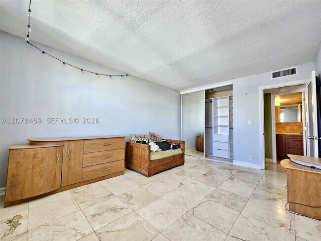 Building Photo - 427 Golden Isles Dr