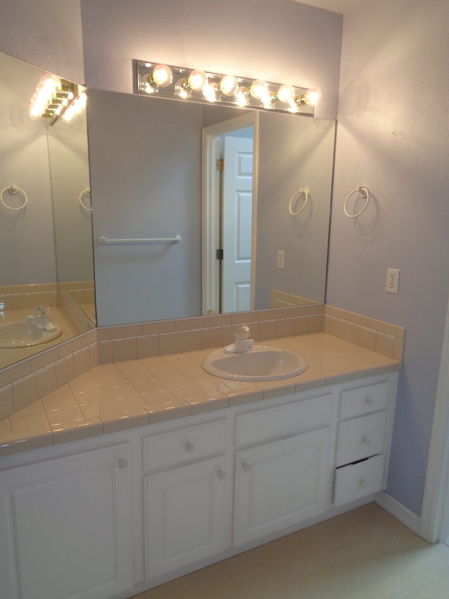 Building Photo - 17083 SW Arbutus Dr