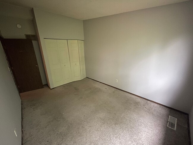 Building Photo - Spacious 3 BR / 2 BA Townhouse w/ Walkout ...