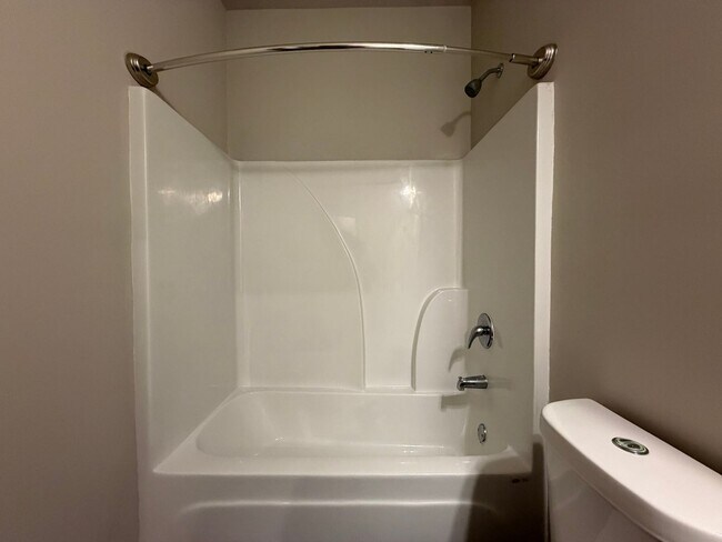 Building Photo - Spacious 4/2.5 House in Rydal- $2,995