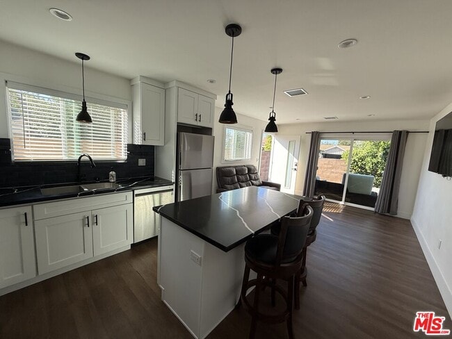 Primary Photo - 8302 Capps Ave