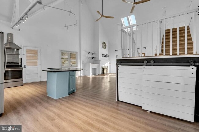 Building Photo - 1080 Crestview Dr