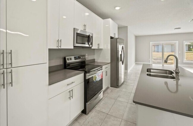 Building Photo - 5 Bedroom Single Family Home in Deltona