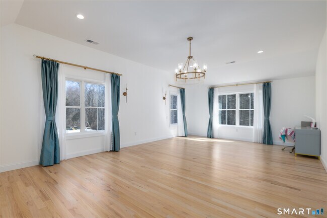 Building Photo - 112 Stallion Dr