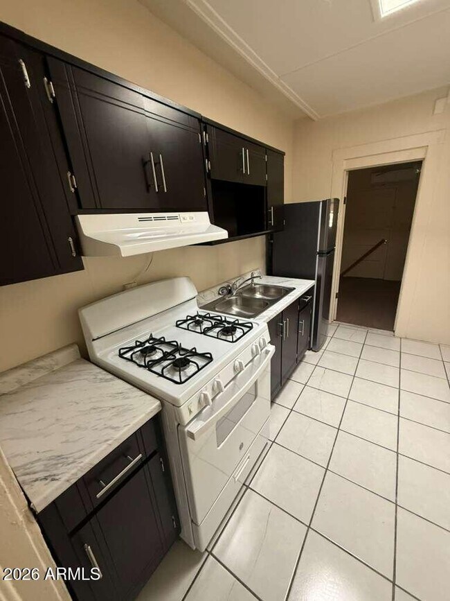 Building Photo - 830 E 9th St