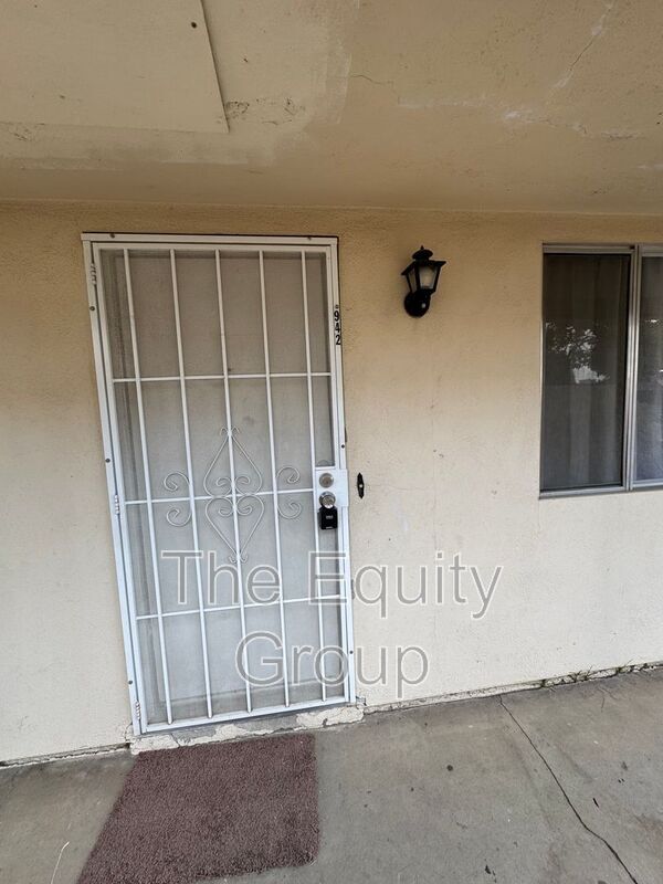 Building Photo - 942 E Tulare Ave