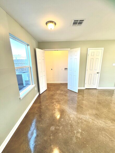 Building Photo - 1603 Dehart