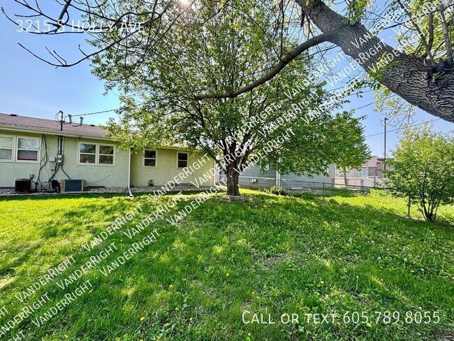 Building Photo - Updated 3 Bedroom 2 Bathroom!
