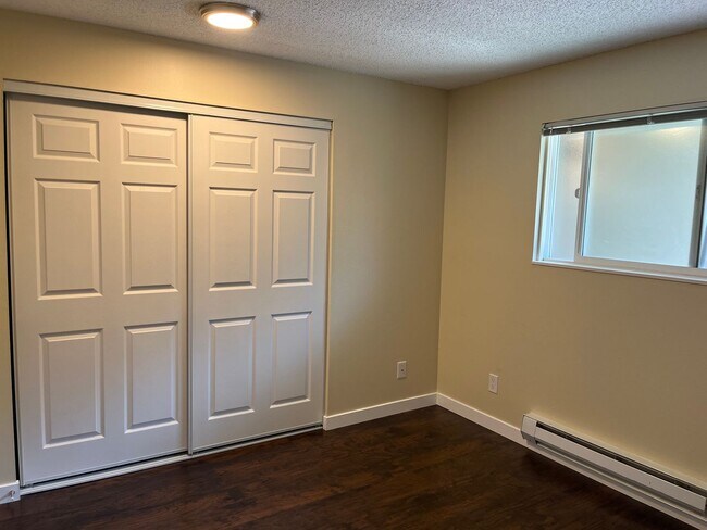 Building Photo - Spacious Renovated 2 Bed 1.5 Bath with Cor...