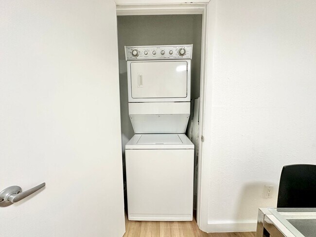 Building Photo - LARGE 1 BEDROOM FULLY FURNISHED IN WATERFR...