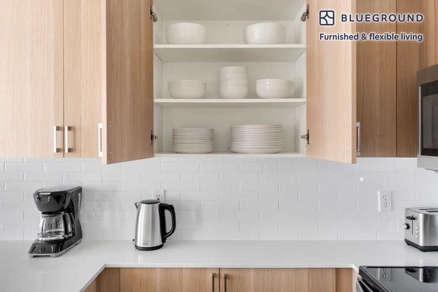 Building Photo - 11000 NE 10th St