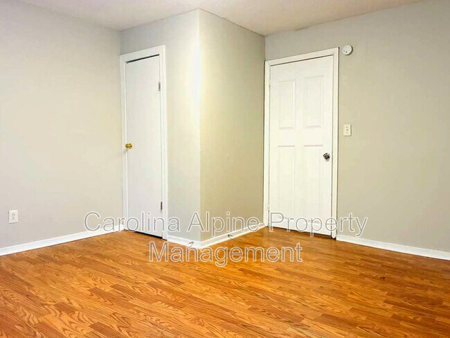 Building Photo - 405 S Oak St