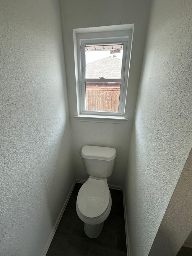 Building Photo - AVAILABLE NOW!! NEWLY REMODELED