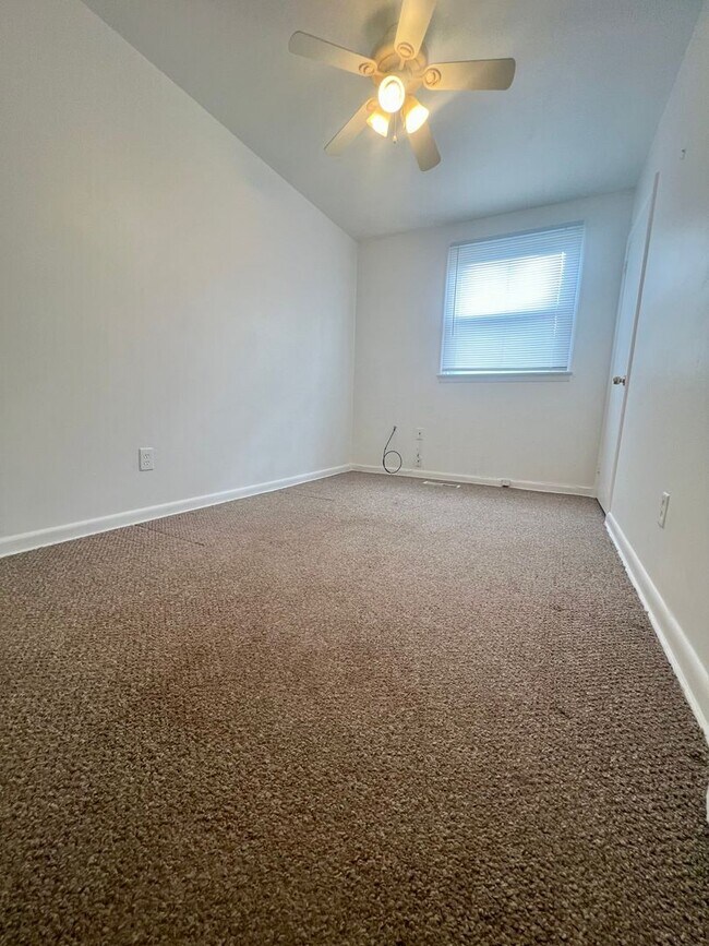 Building Photo - Stunning 2-Bedroom Apartment in Rhawnhurst! Available NOW!