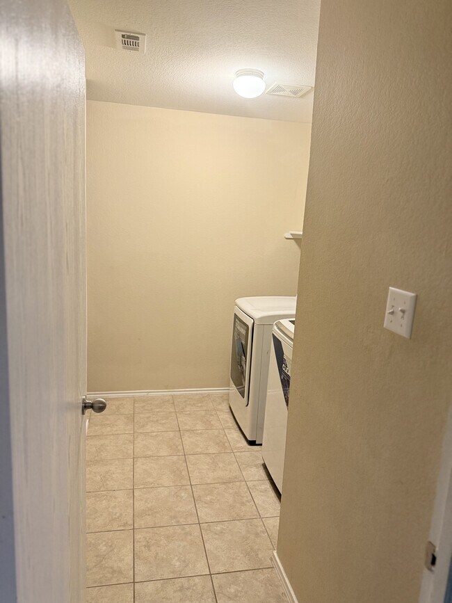 Building Photo - 206 W Gemini Ln