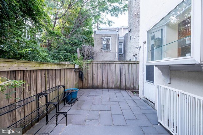 Building Photo - 606 S Delhi St