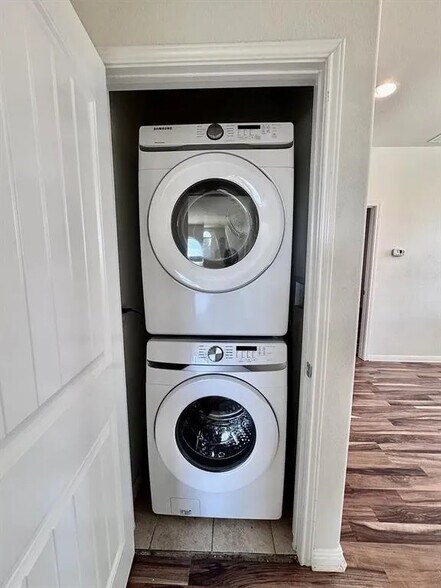 Building Photo - Room in Townhome on Zodiac Ln