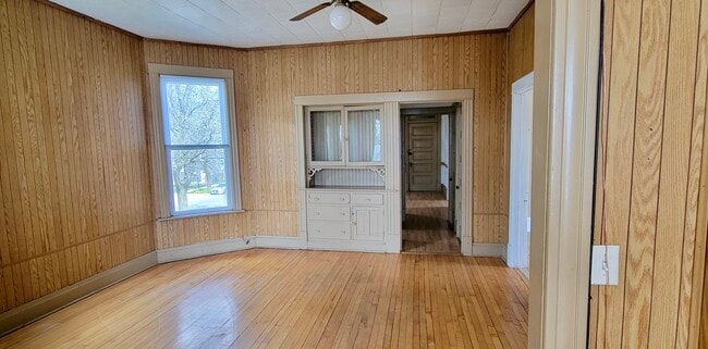 Building Photo - 2155 N Kilbourn Ave