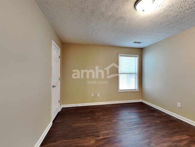 Building Photo - 2175 Village Green Dr