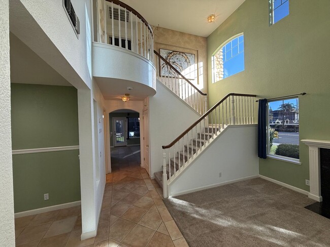 Building Photo - Large two story in Rose Hollow neighborhoo...