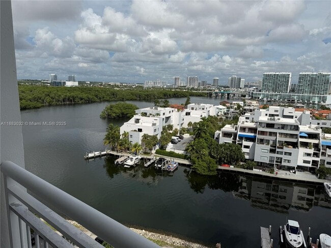 Building Photo - 400 Kings Point Dr
