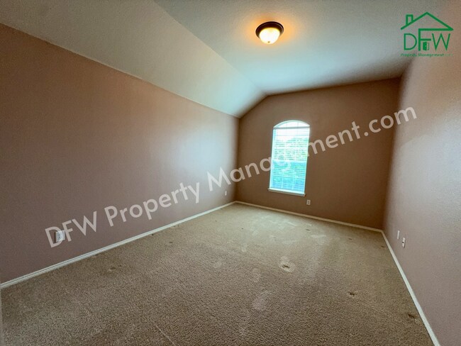 Building Photo - Elegant and Spacious 5-Bedroom Home for Lease in Fort Worth
