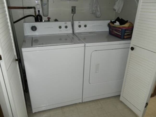 Building Photo - $1100 | 2 Bedroom, 1 Bathroom Condo | Cat ...