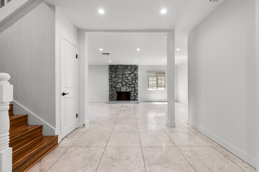 Building Photo - 15419 Valerio St