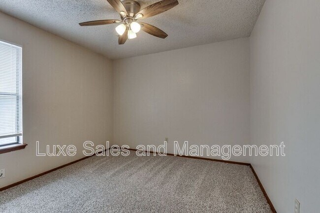 Building Photo - 1705 N Gleason Ave