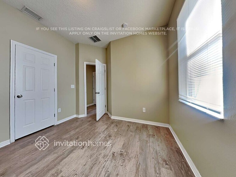 Building Photo - 11250 Creek Haven Dr