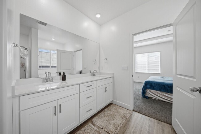 Building Photo - Extra Space, Extra Comfort! 5 Bedroom Home With Bonus Den in Long Valley!