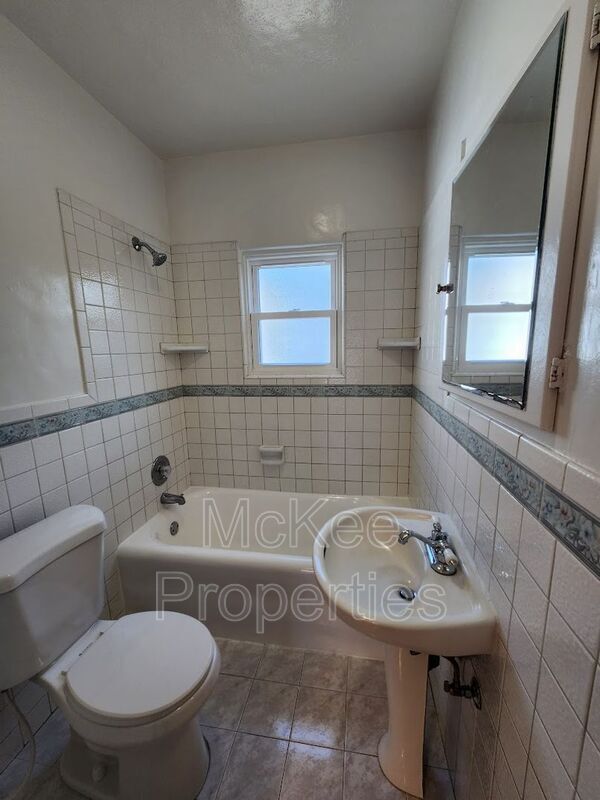 Building Photo - 907 9th St