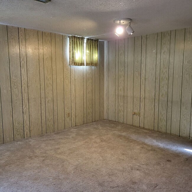 Building Photo - Sunset Park Rancher 3 Bedrooms/3 Bathrooms...