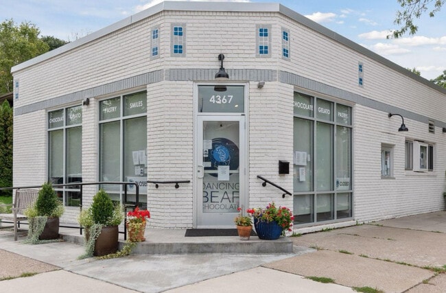 Building Photo - 4325 N Thomas Ave