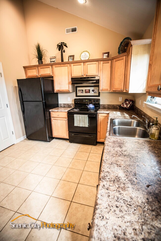 Building Photo - 1914 Dupont St