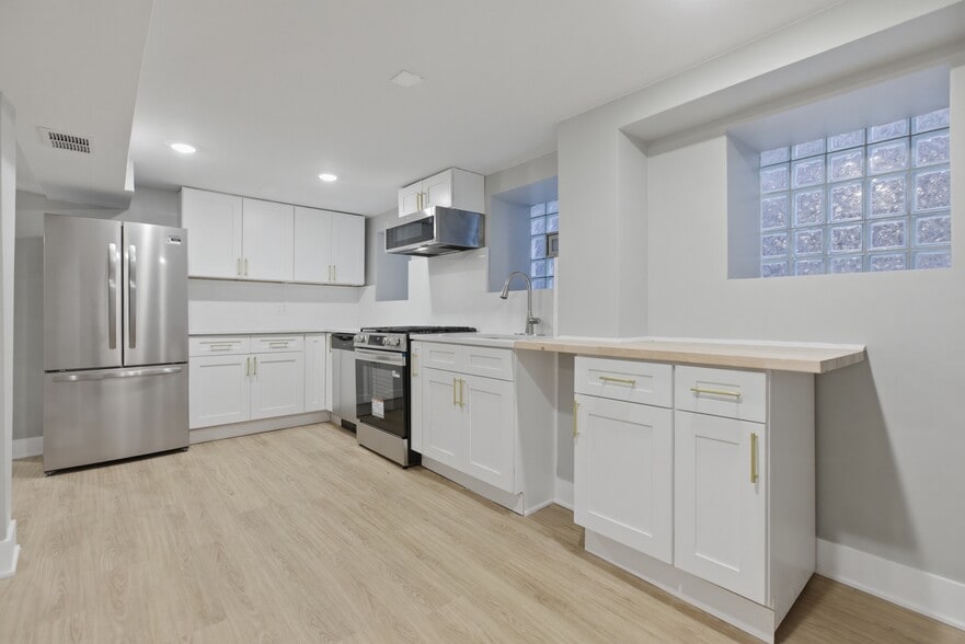 Building Photo - 3716 N Racine Ave