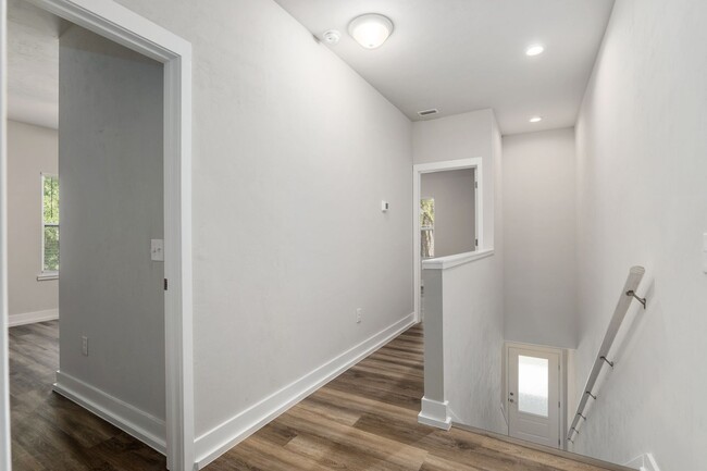 Building Photo - 5 Bed 5 Bath Townhome ! NOW LEASING FALL 2...