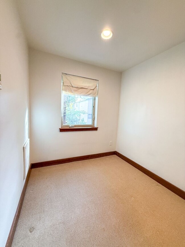Building Photo - 3bd/2.5ba Seattle Townhome
