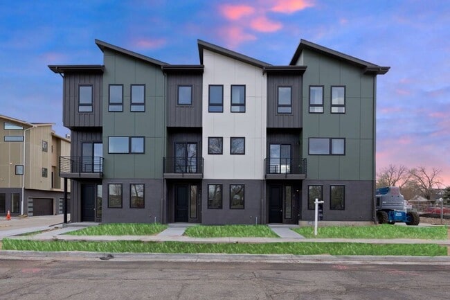 Building Photo - New 2BD, 3BA Arvada Townhome with Bonus Flex Room