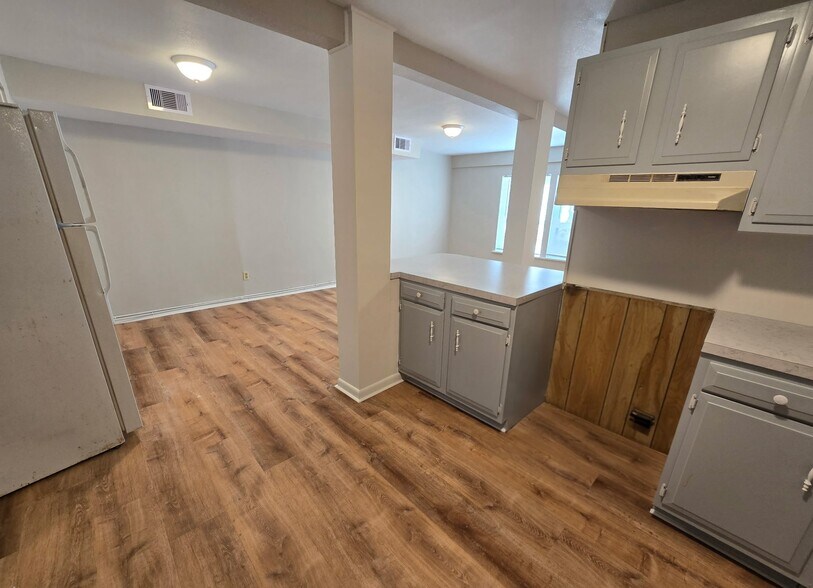 Building Photo - 2307 Elm Ave