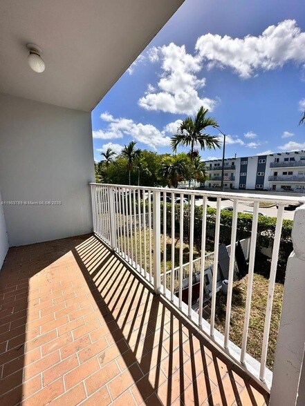 Building Photo - 2175 NE 170th St