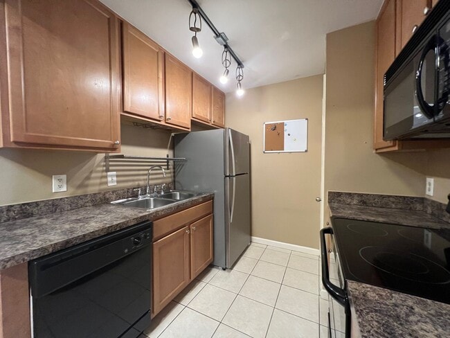 Building Photo - Audubon Park 2/2 Corner Unit Villa with La...