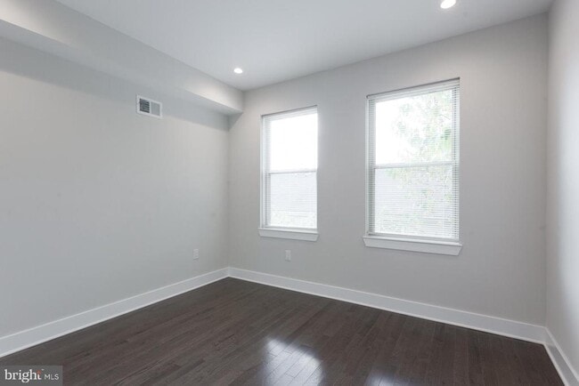 Building Photo - 2722 Latona St