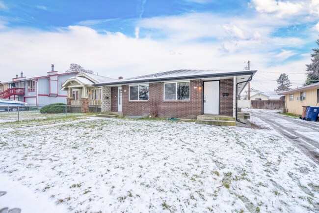 Building Photo - 818 E Princeton Ave