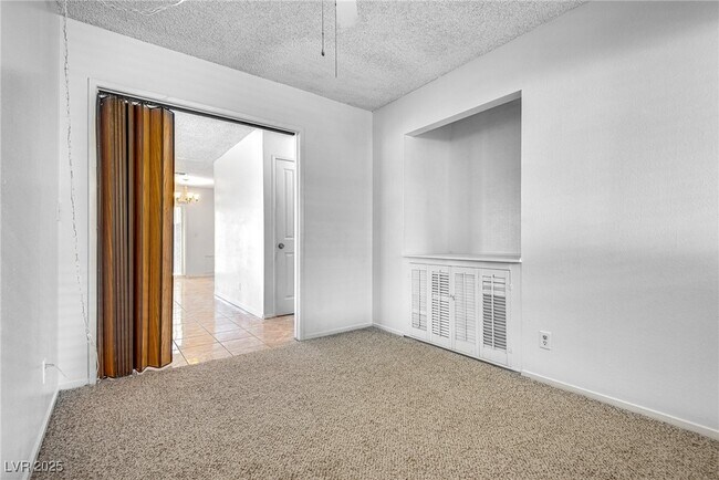 Building Photo - 6211 Meadow Brook Ln